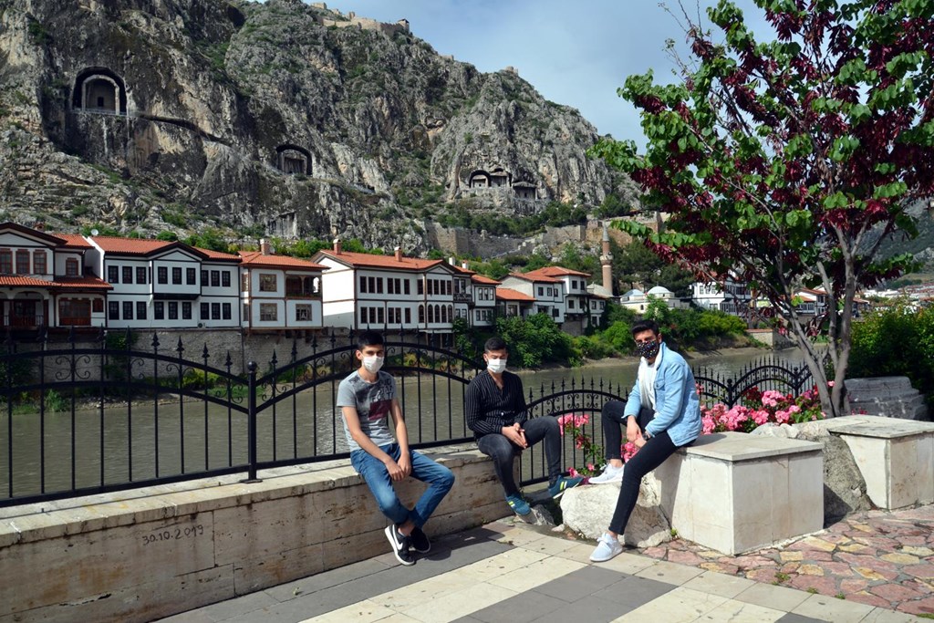 AİLE, ÇALIŞMA VE SOSYAL HİZMETLER BAKANLIĞI’NDAN AİLELERE “ERGEN REHBERİ”