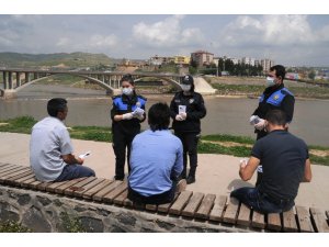 Cizre Polisi Korona broşürü dağıttı