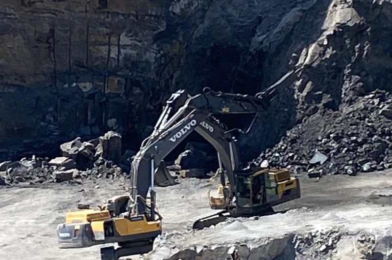 Şırnak'ta kullandığı iş makinesinin kabinine kaya parçası düşen operatör öldü