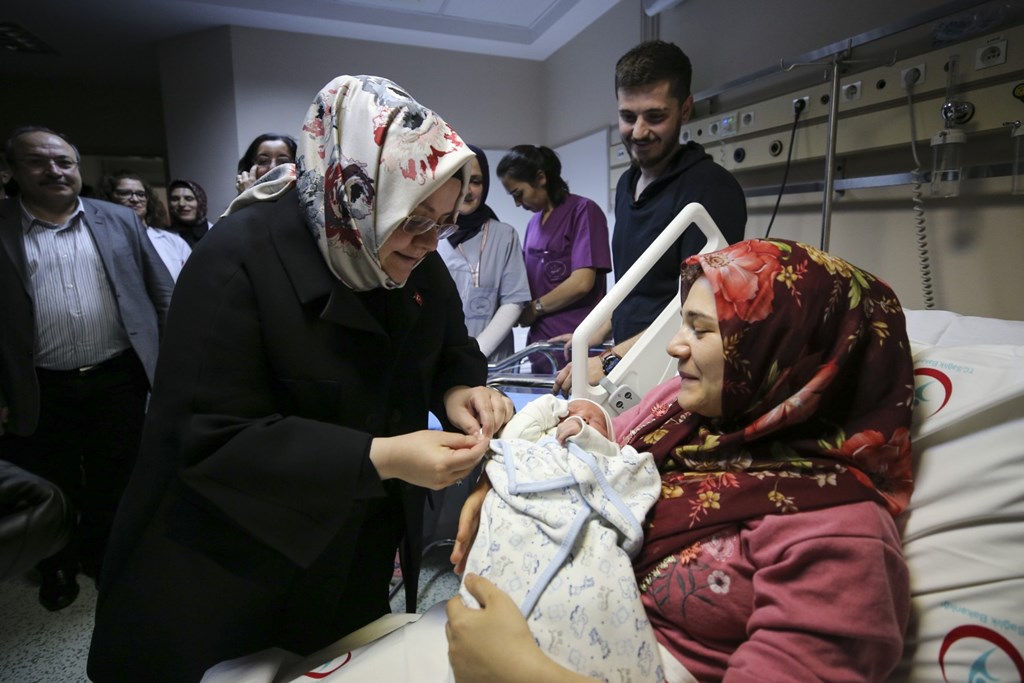 BAKAN SELÇUK: “YARIN İTİBARİYLE 83 BİN ANNEMİZE 36,7 MİLYON TL DOĞUM YARDIMI YAPACAĞIZ”