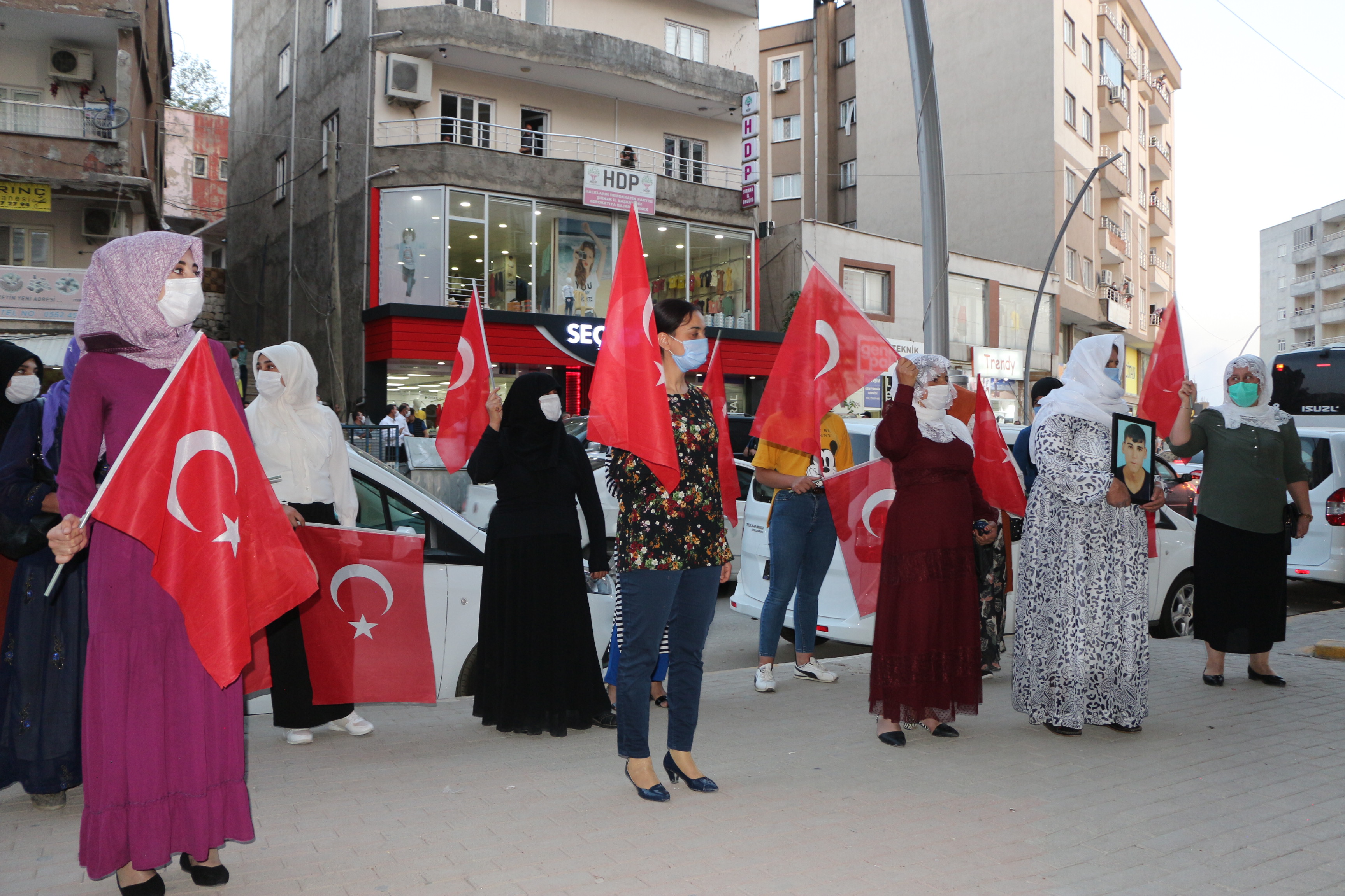 HDP BİNASI ÖNÜNDE EYLEM