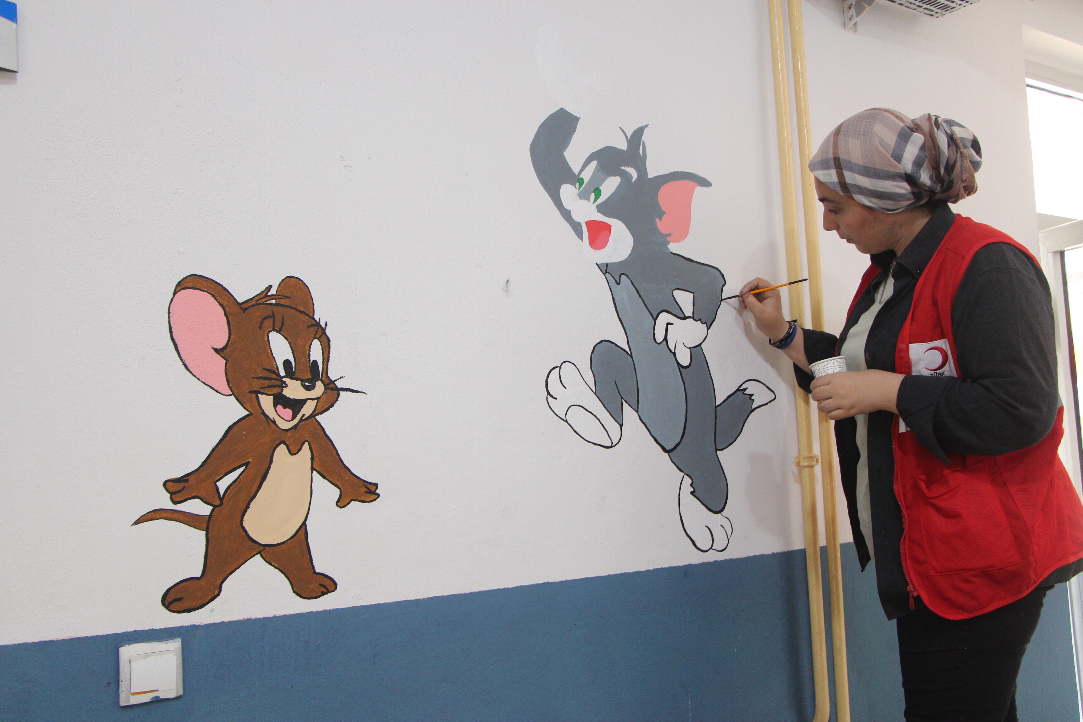 Kızılay Gönüllüleri Okul Duvarlarına Çizgi Film Karakterleri Çizdi