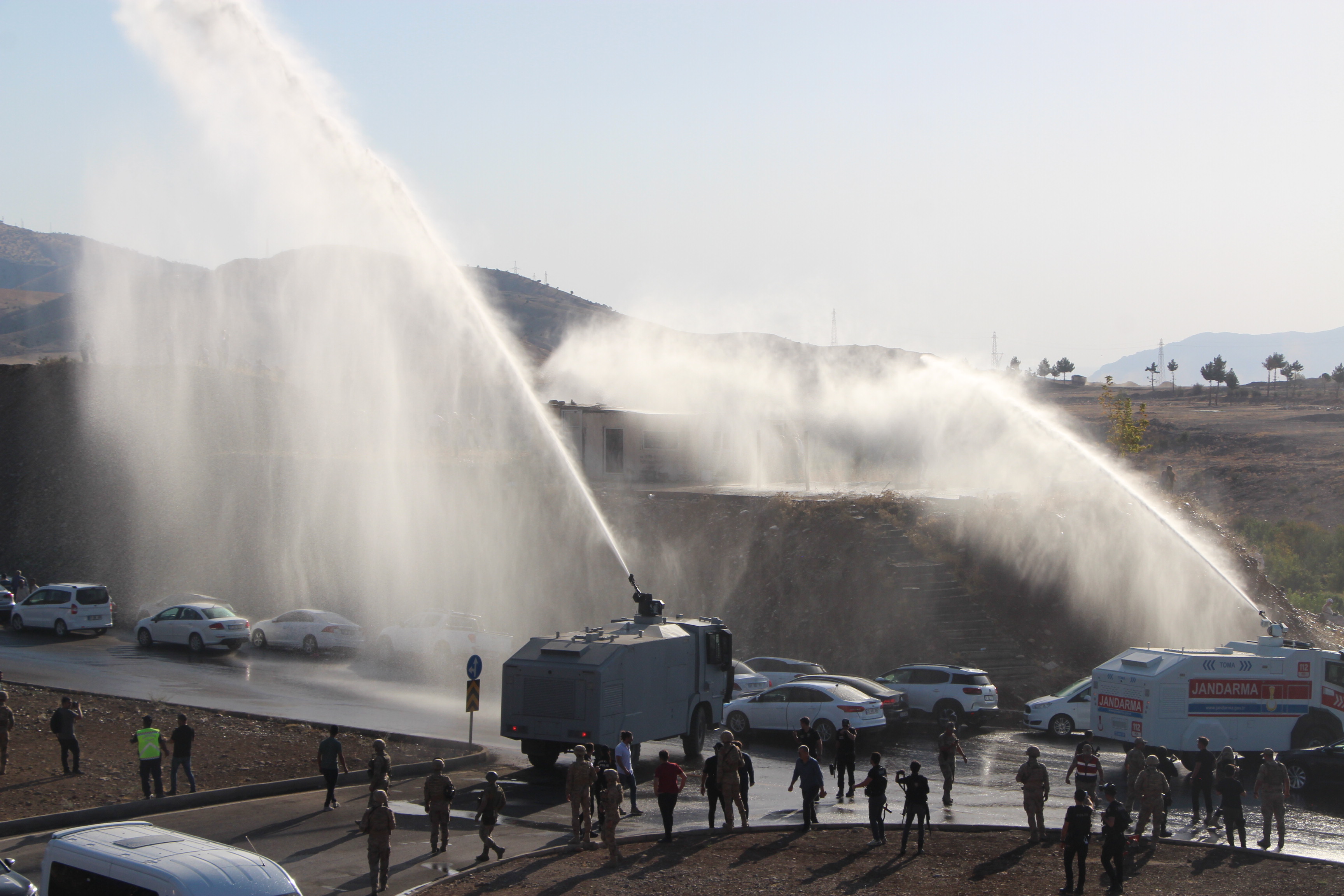 Yasağa Rağmen Cudi Dağı'na Yürümek İsteyen Gruba Polis Müdahalesi