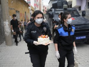 Şırnak’ın Cizre İlçe Emniyet Müdürlüğü ekipleri, yeni tip korona virüs salgını nedeniyle evinden çıkamayan 11 yaşındaki çocuğun hem 23 Nisan Ulusal Egemenlik ve Çocuk Bayramını hem de doğum gününü yapmış oldukları sürpriz zi