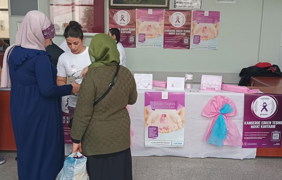 Cizre'de "Meme kanserinde farkındalık" standı açıldı