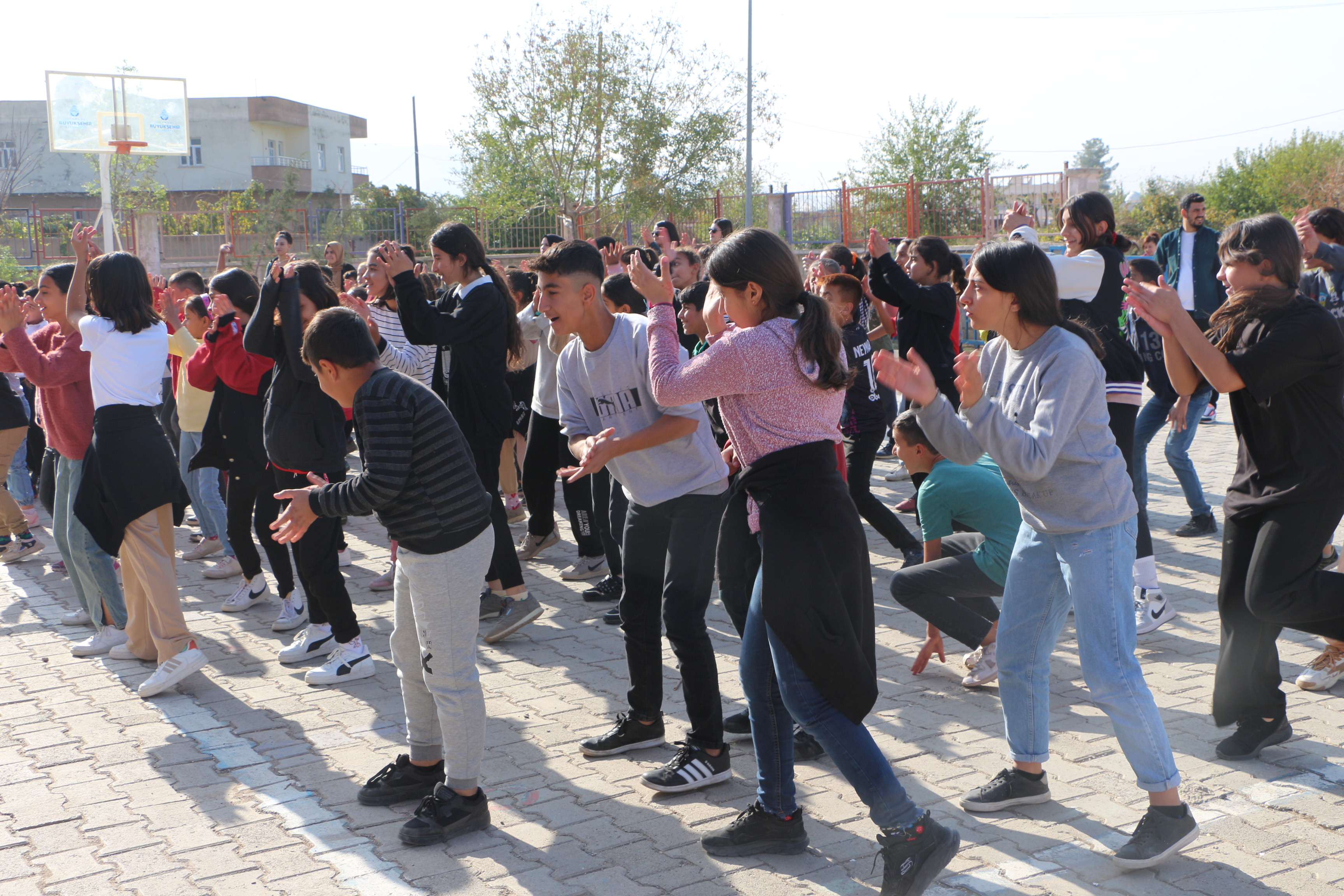 ŞIRNAK'TA ÖĞRENCİLER DERS ÖNCESİ MÜZİK EŞLİĞİNDE SPOR YAPIYOR