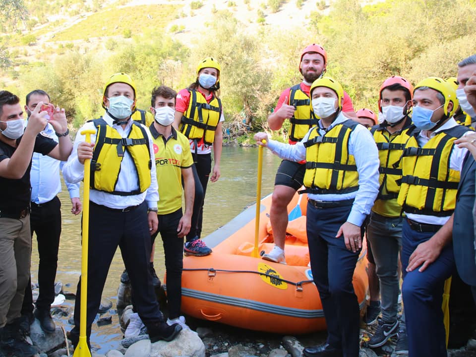 LİSANSLI RAFTİNGCİ İÇİŞLERİ BAKANI SÜLEYMAN SOYLU, HABUR ÇAYINDA RAFTİNG YAPTI