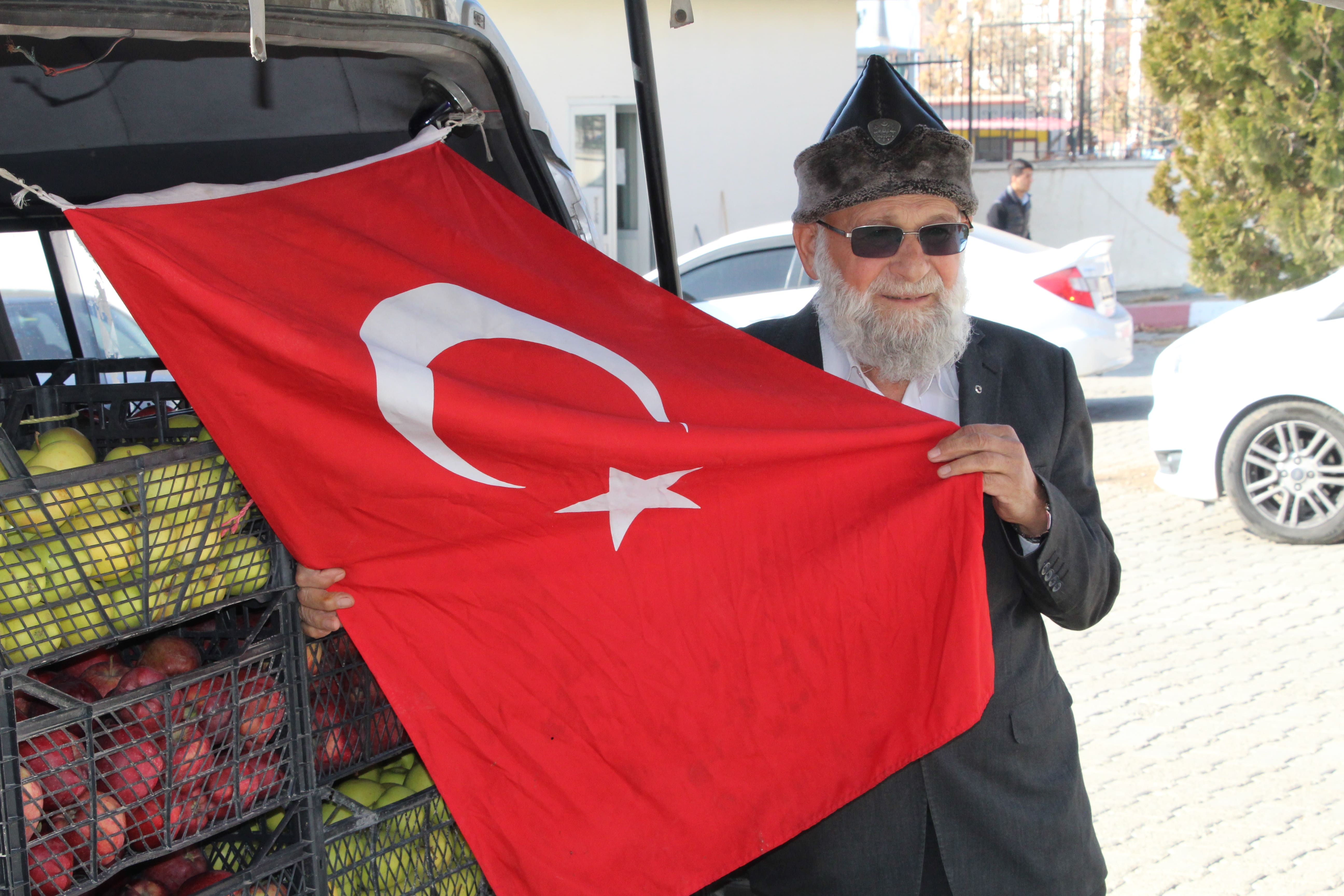 "Elmacı Dede" Denizli'de Yetiştirdiği Elmaları Şırnak'taki Mehmetçik İçin Getirdi