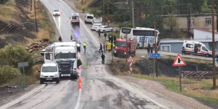 Şırnak'ta otobüs ve tır çarpıştı:1 ölü 14 yaralı
