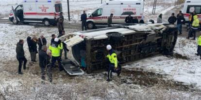 Muş-Diyarbakır yolunda servis devrildi: Şoför ve 15 öğretmen yaralandı