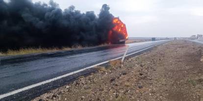 Seyir halindeki tır birden alev alev aldı