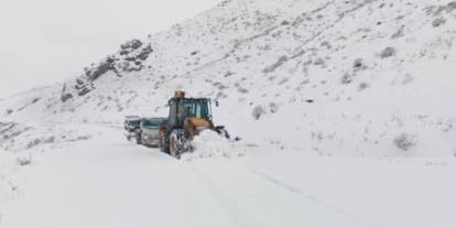 Siirt'te yolda kalan yolcu minibüsü kurtarıldı