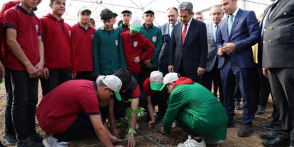 Şırnak Valisi Ekici, öğrencilerle serada tropikal meyve fidesi dikti