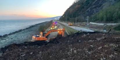 Heyelan Meydana Geldi! 250 Metrelik Yol Alan Etkilendi, Yol Ulaşıma Kapandı