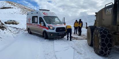 Siirt'te Karda Mahsur Kalan Ambulans Kurtarıldı