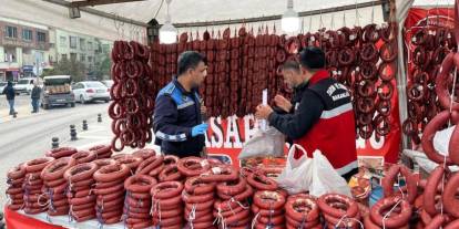 Satış halinde yüzlerce kilo sahte sucuk ele geçirildi