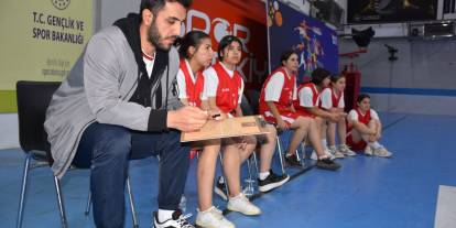 İşitme Engelli Milli Basketbolcu, Şırnaklı Öğrencileri Spora Kazandırmak İçin Çalışıyor