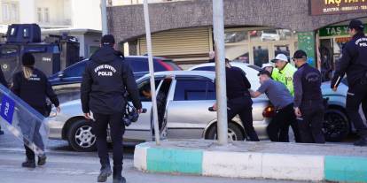 Şırnak’ta Aracı Bozulan Vatandaşın İmdadına Polisler Yetişti