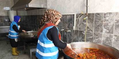 Gönüllü Aşevinde Çalışıyorlar: 1200 Kişiye Günlük Yemek Yapıyorlar