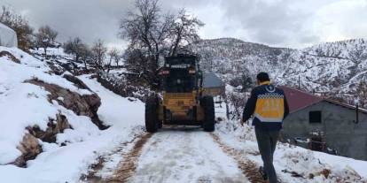 Yolu Kapanan Köydeki Hasta , 4 Saatlik Çalışmanın Sonunda Hastaneye Ulaştırıldı