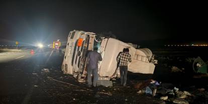 Mardin'de tır devrildi: 1 yaralı