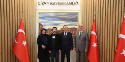 Cizre Kaymakamı Baycar, EKPSS'den tam puan alan genci tebrik etti
