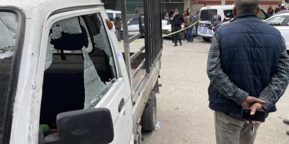 Sokak ortasında silahlar konuştu! Çok sayıda araca mermi isabet etti