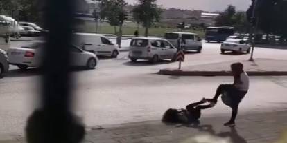 İki kadının sokak ortasında saç baş kavgası kamerada