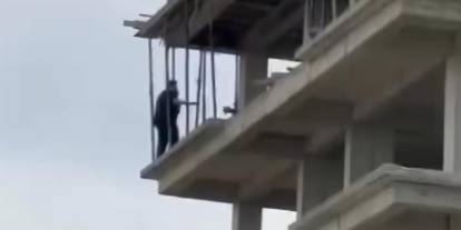Siirt’te bir kişi, çocuğuyla birlikte binadan atlamaya teşebbüs etti