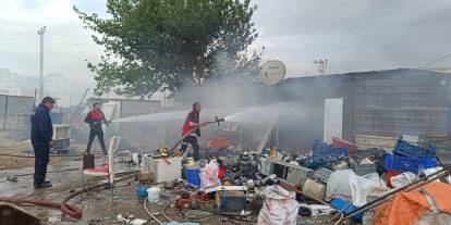 İdil'de Hurda Toplama Merkezinde Yangın