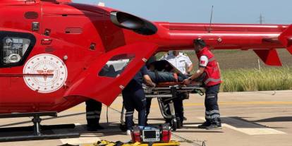 Ağaçtan düşen vatandaş helikopterle hastaneye kaldırıldı