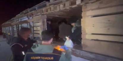 Van’da tırda gizli bölmede kaçak göçmenler yakalandı