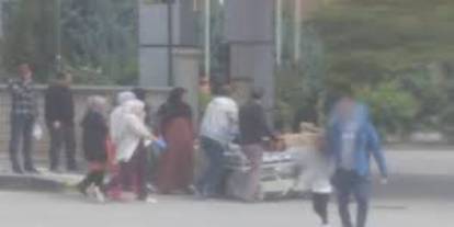 Diyarbakır’da bir kadın hastaneye varmadan sokak ortasında doğum yaptı