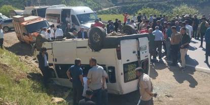 Öğrenci Servisi Devrildi: 13 yaralı