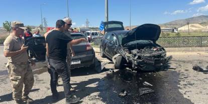 Siirt'te iki otomobilin çarpıştığı kazada 1’i ağır 4 kişi yaralandı