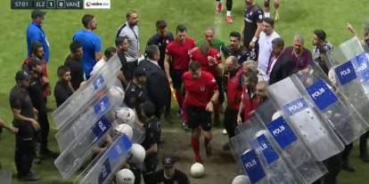 Elazığspor-Vanspor maçı yarıda kaldı! Hakemler sahayı terk etti