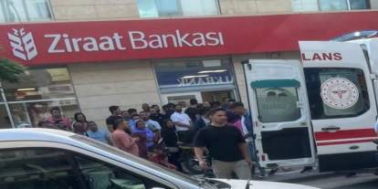 Bankada korkulu anlar! Müdüre bıçak çekip paraları alarak kaçmaya çalıştı