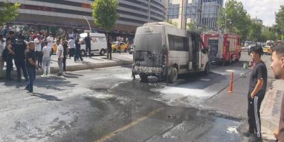 Diyarbakır'da şehir içi minibüs küle döndü! Faciadan dönüldü