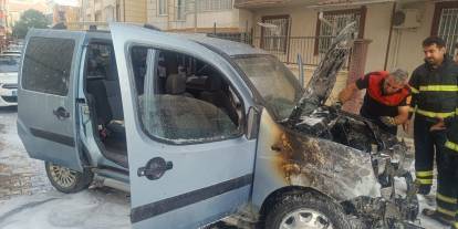 Siirt'te park halindeki araç aniden alev aldı