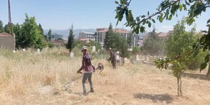 Şırnak Belediyesi’nden Bayram Öncesi Mezarlıklarda Temizlik