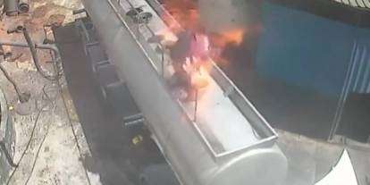 Ağzında sigara ile açtığı tanker kapağı bomba gibi patladı: O anlar kamerada