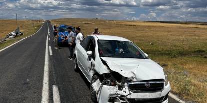 İki otomobilin çarpıştığı kazada 8 kişi yaralandı