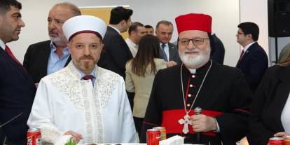 Mardin'de farklı dine mensup vatandaşlar bayramlaşma programında buluştu