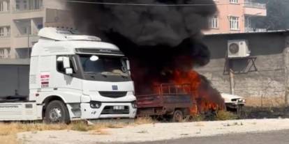 Batman’da terk edilmiş araçlar alev alev yandı