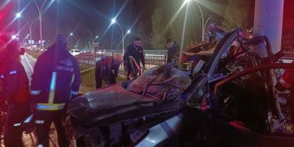 Van’da aydınlatma direğine çarpan otomobilde 1 kişi hayatını kaybetti