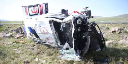 Ambulans şarampole devrildi: 1'i doktor 4 yaralı