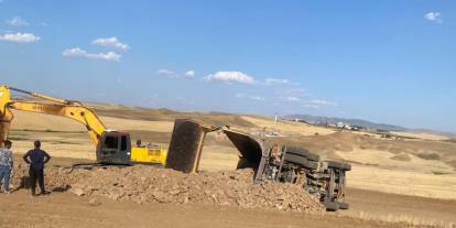 Direksiyon hakimiyetini kaybeden kamyon devrildi: 1 yaralı