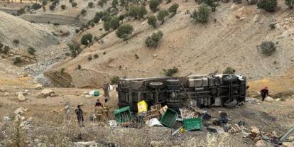 Şırnak’ta şarampole devrilen tırın sürücüsü ağır yaralandı