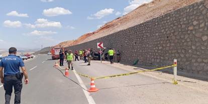 Siirt’te hafriyat kamyonu ile otomobilin çarpıştığı kazada 2 kişi hayatını kaybetti