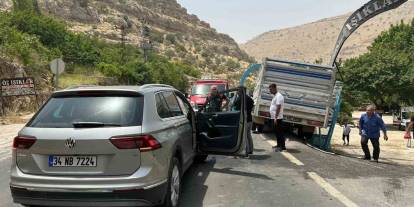 Suv İle Kamyonet Çarpıştı: 6 Yaralı